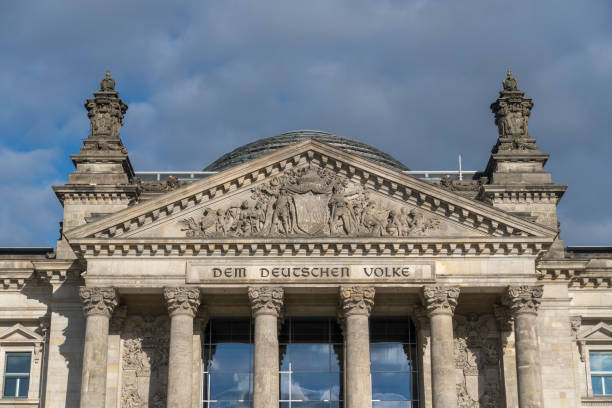 фронтон берлинского бундестага - berlin germany ornate tympanum sculpture стоковые фото и изображения