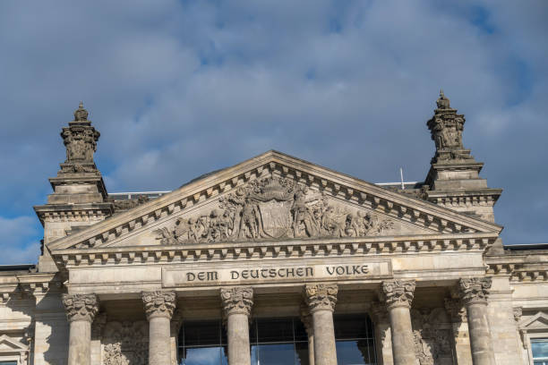 фронтон берлинского бундестага - berlin germany ornate tympanum sculpture стоковые фото и изображения