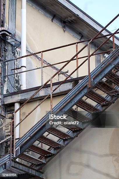 Abbandonato Danneggiato Fabbrica Industriale Di Scale - Fotografie stock e altre immagini di Abbandonato