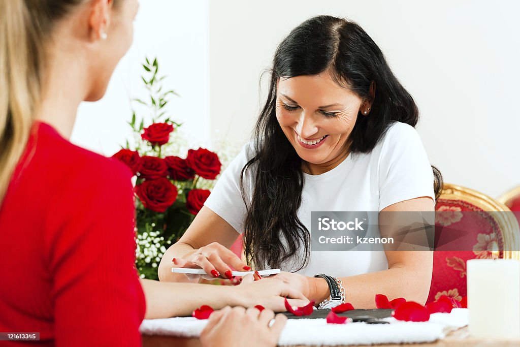 Frau erhält eine Maniküre Nagel-salon - Lizenzfrei Atelier Stock-Foto