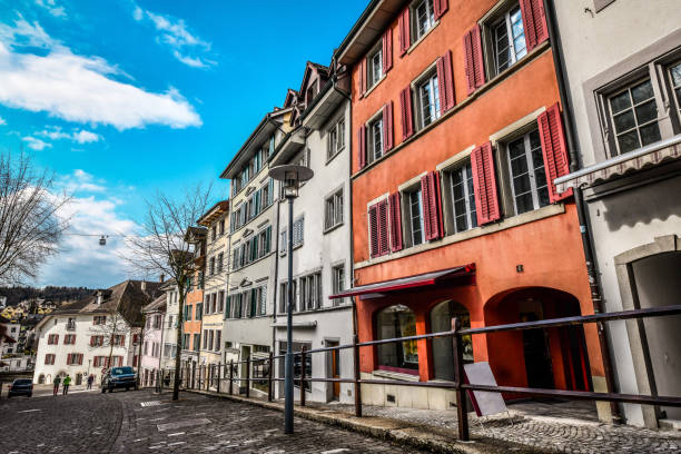 häuser auf einem hügel in bremgarten, kanton aargau, schweiz - switzerland tourism wall window stock-fotos und bilder