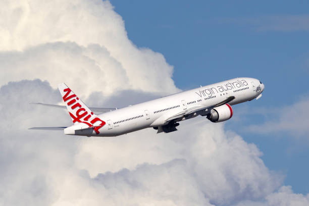 virgin australia airlines boeing 777-300 gros avion de ligne commercial décolle de l’aéroport de sydney. - virgin group photos et images de collection