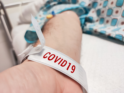 Paciente positivo de Covid19 en la cama de la clínica médica photo