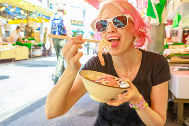 frau auf dem ameyoko-markt - sushi japan restaurant food stock-fotos und bilder