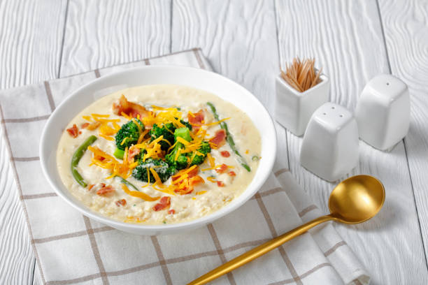 deliziosa zuppa di panna con broccoli, fagioli verdi, pancetta fritta e formaggio cheddar triturato - cream of broccoli foto e immagini stock