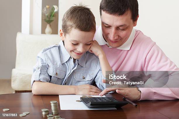 Formação Pai Filho Para O Financiamento - Fotografias de stock e mais imagens de Pai - Pai, Criança, Filho