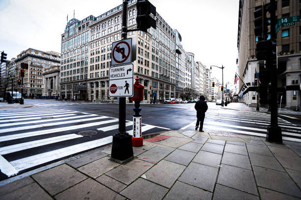 capitale washington, dc lunedì durante una pandemia. - washington street foto e immagini stock