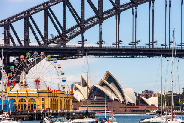 opera house e harbor bridge à vista do crepúsculo do ponto de vista da cadeira da sra. macquarie. - sydney australia sydney opera house australia sydney harbor - fotografias e filmes do acervo