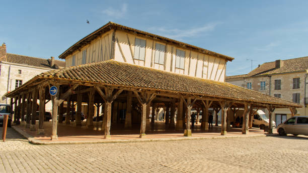 Halles of the village of Villeréal in the department of Lot and Garonne Sumptuous halls that sit on the beach of the village market hall stock pictures, royalty-free photos & images
