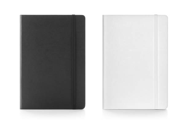 cuaderno de tapa dura de tela de piel de color blanco y negro con banda elástica. vista superior con cuaderno cerrado y abierto. hoja de líneas. aislado sobre fondo blanco. - note pad leather diary book fotografías e imágenes de stock