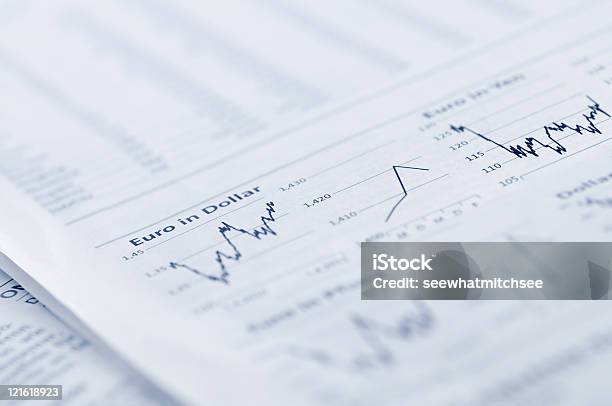 Business Graph In Zeitung Stockfoto und mehr Bilder von Analysieren - Analysieren, Bericht, Blau