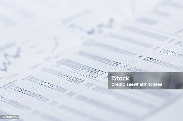 Business Graph In Zeitung Stockfoto und mehr Bilder von Analysieren - Analysieren, Bericht, Blau