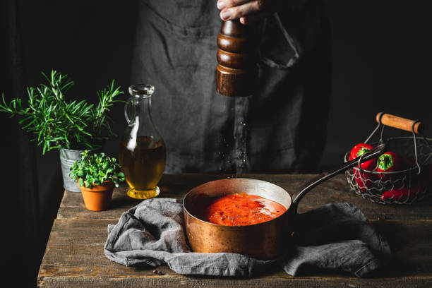 赤唐辛子スープを準備するシェフ - 塩をふる ストックフォトと画像