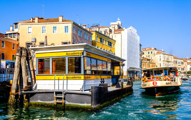 venice píer de transporte - market rialto bridge venice italy italy - fotografias e filmes do acervo