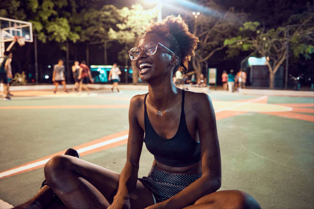 портрет молодой бразильской женщины на спортивной площадке - playing field sport friendship happiness стоковые фото и изображения