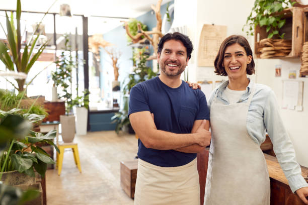 portret uśmiechniętych mężczyzn i kobiet asystentów sprzedaży stojących przez biuro sprzedaży kwiaciarni store - testimonial smiling women one person zdjęcia i obrazy z banku zdjęć