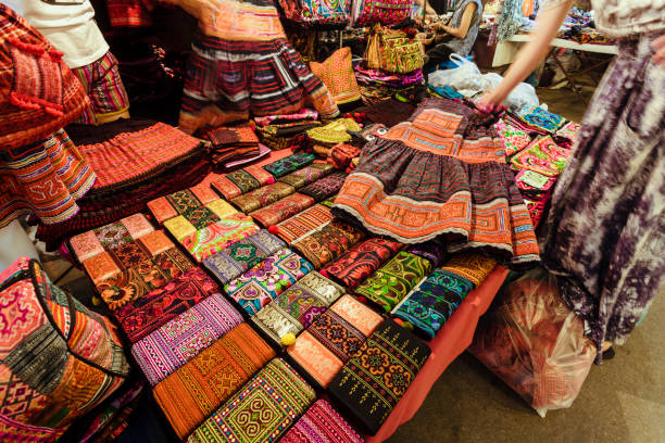 bazar notturno di chiang mai - bedding merchandise market textile foto e immagini stock