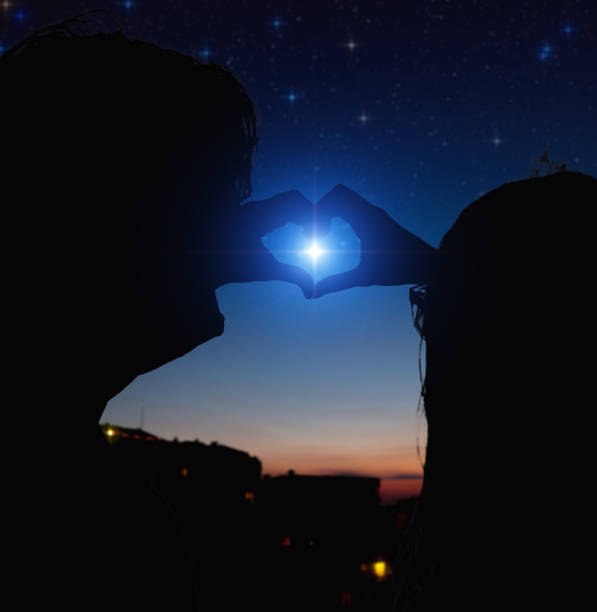 별이 빛나는 하늘 아래에서 하트 모양을 만드는 커플. - valentines day romance boyfriend vertical 뉴스 사진 이미지