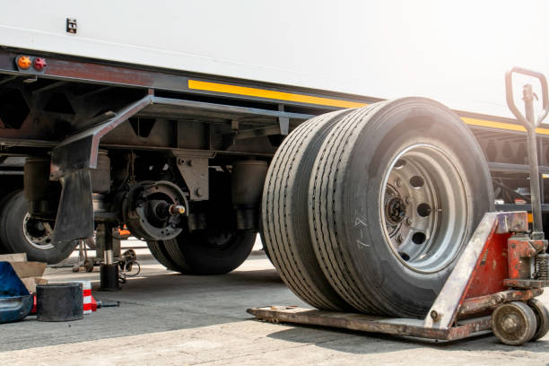 트럭 예비 바퀴, 타이어 변경 대기, 트레일러 바퀴 유지 보수 - truck tire 뉴스 사진 이미지