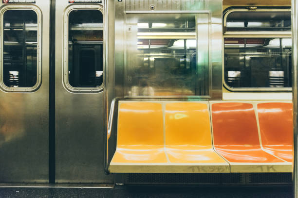 tren subterráneo vacío en nueva york - asiento fotografías e imágenes de stock