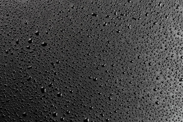 gotas de água em fundo macro hidrofóbico preto plano abstrato - impermeável repelente de água - fotografias e filmes do acervo