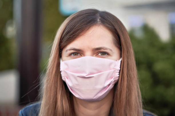 mujer joven con retrato de máscara de boca en la nariz hecha a mano, se puede utilizar durante la prevención del brote de coronavirus covid19 - close to cold colors color image fotografías e imágenes de stock