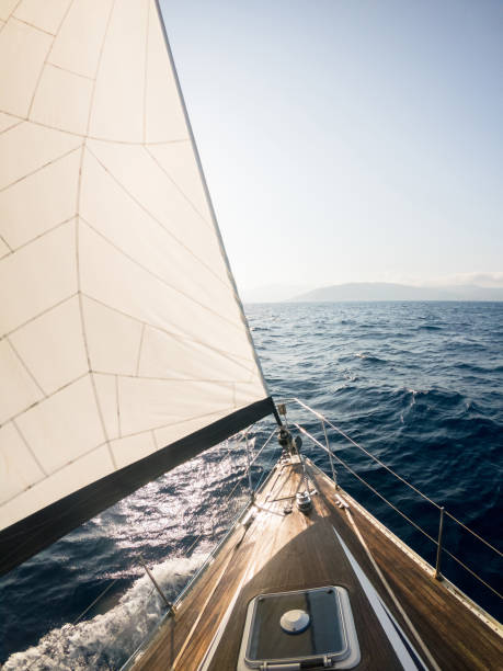 segelboot auf see im sommer in der toskana, italien - rope rigging nautical vessel day stock-fotos und bilder