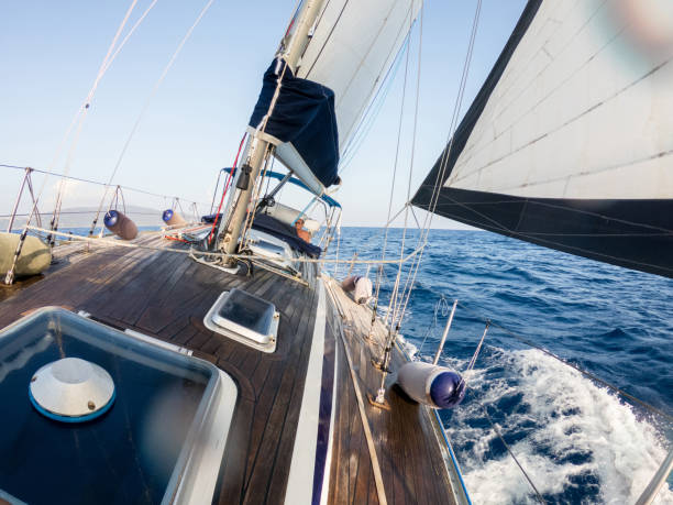 segelboot auf see im sommer in der toskana, italien - rope rigging nautical vessel day stock-fotos und bilder