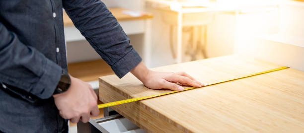 male hand using tape measure on countertop - tape measure home improvement measuring wood imagens e fotografias de stock