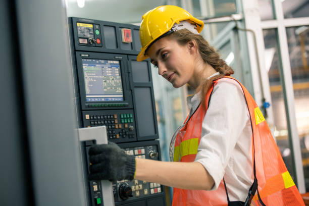 retrato de una trabajadora de fábrica.  las mujeres ingenieras están trabajando con máquinas cnc - manual worker portrait helmet technology fotografías e imágenes de stock