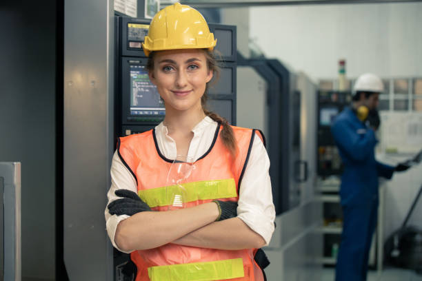 retrato de una trabajadora de fábrica.  las mujeres ingenieras están trabajando con máquinas cnc - manual worker portrait helmet technology fotografías e imágenes de stock