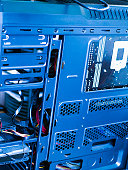 systemcomputereinheit-schwarze-computertasche-mit-blauem-licht.jpg?b=1&s=170x170&k=20&c=y0vTNIYYrziR5RRLYRxqiwan4JSRg1aoae-ZSdmPT4U=