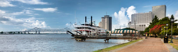 뉴올리언스의 미시시피 강에 정박한 증기선 - new orleans steamboat orleans new 뉴스 사진 이미지