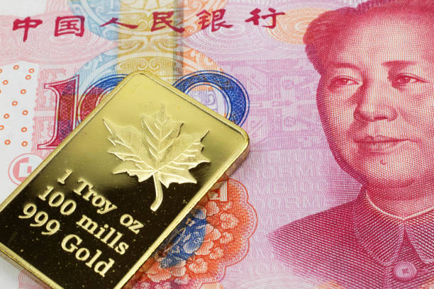 czerwony chiński banknot sto juanów ze złotą kreską w makro - out numbered zdjęcia i obrazy z banku zdjęć