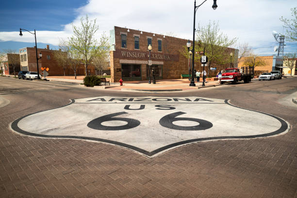 cruce del centro de winslow arizona a lo largo de la histórica ruta 66 - winslow arizona fotografías e imágenes de stock