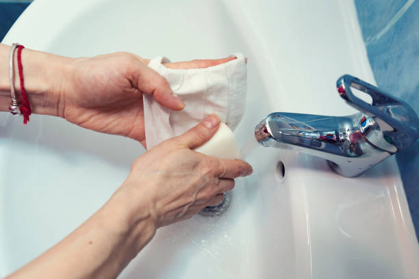 manos humanas femeninas en lavado máscara protectora hecha a mano con jabón y agua enfoque selectivo - human face water washing women fotografías e imágenes de stock