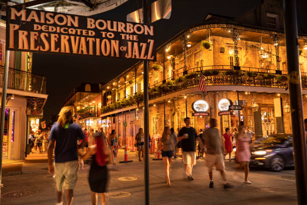 french quarter bars und restaurants in der bourbon street new orleans louisiana - european culture audio stock-fotos und bilder