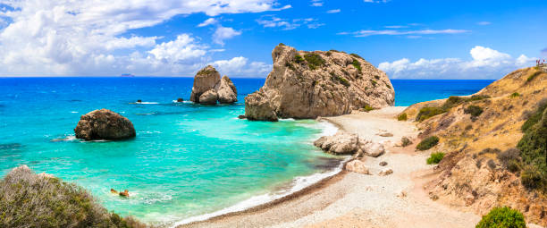 las mejores playas de la isla de chipre - hermosa petra tou romiou, famoso como un lugar de nacimiento de afrodita - paphos fotografías e imágenes de stock