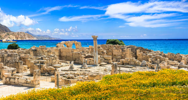 sitios de chipre island - antique kourion temple over the sea - paphos fotografías e imágenes de stock