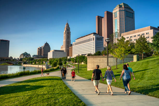 vista del horizonte de la ciudad del centro de columbus ohio usa - columbus park fotografías e imágenes de stock