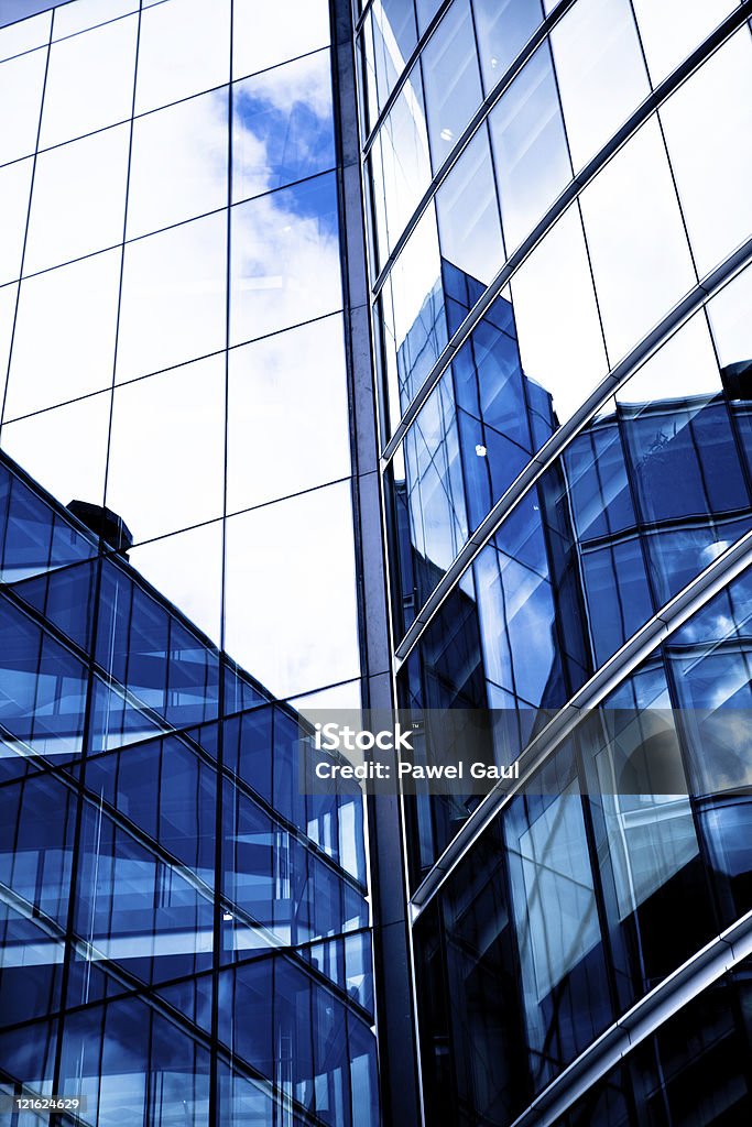 Riflessione di grattacieli in Windows Office Building - Foto stock royalty-free di Acciaio