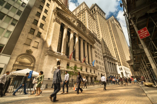 new york stock exchange building on wall street in manhattan - wall street stock exchange new york city new york stock exchange imagens e fotografias de stock