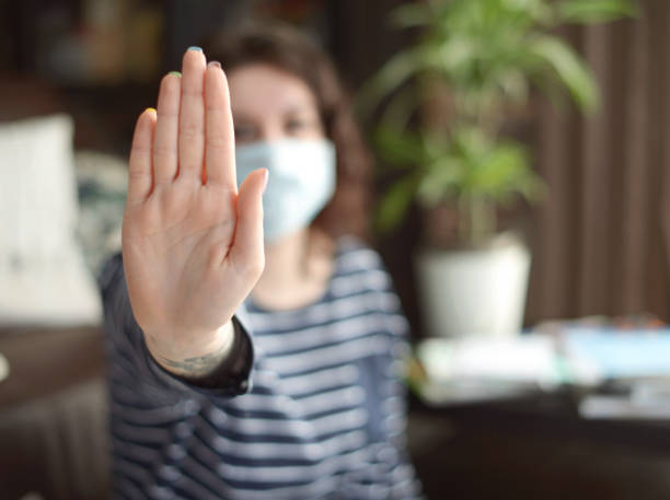 belle jeune femme travaillant à la maison (dans le masque) - domestic violence photos et images de collection