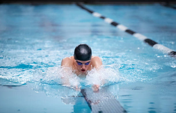젊은 남성 수영 은 대회 중 유방 스트로크를 수영 - 평영 뉴스 사진 이미지