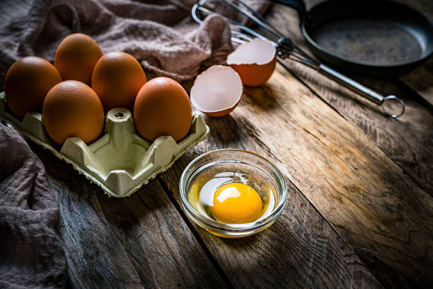 huevos en una mesa de madera rústica - media docena de huevos fotografías e imágenes de stock