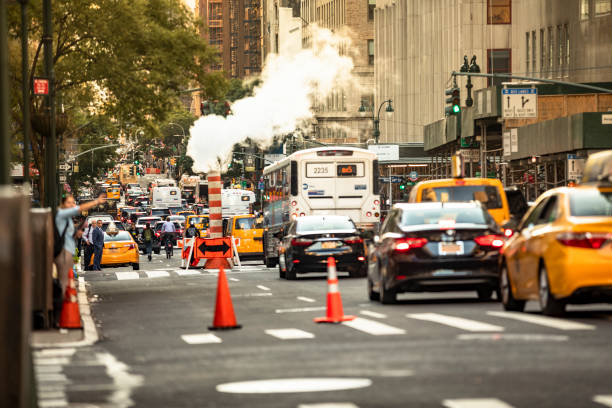 движение и желтые такси в центре манхэттена нью-йоркской сша - taxi new york city traffic busy стоковые фото и изображения
