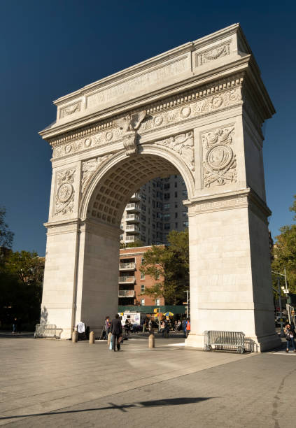 washington square park and arch in manhattan new york city usa - washington square triumphal arch stock-fotos und bilder