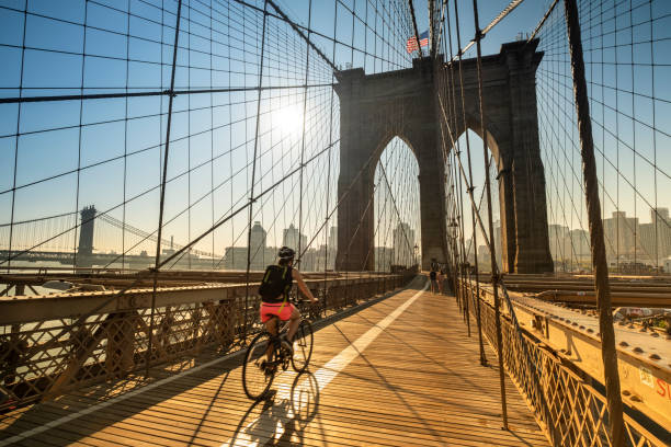 alba mattutina sul ponte di brooklyn a manhattan new york usa - journey footpath exercising effort foto e immagini stock