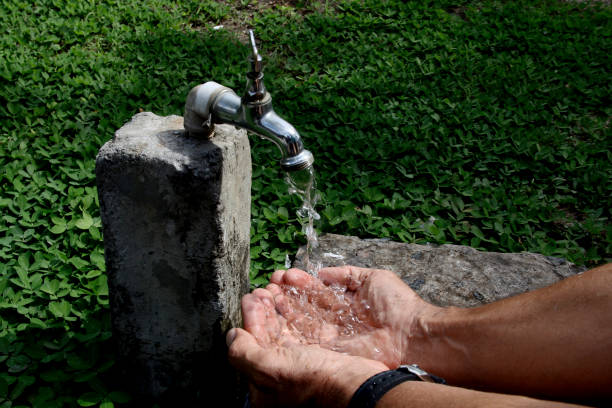 bateria wycieka woda - leaking faucet water scarcity zdjęcia i obrazy z banku zdjęć