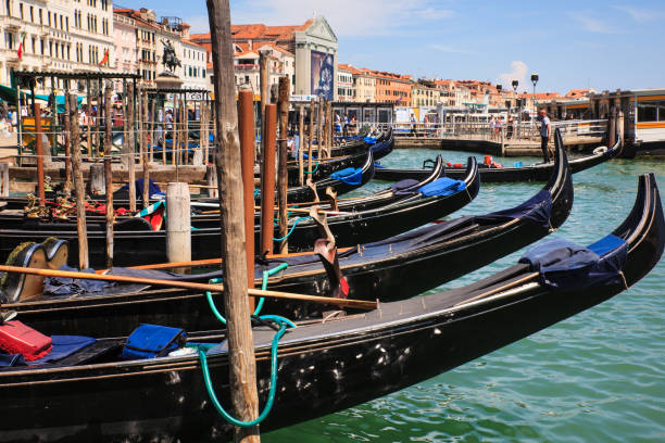 типичные гондолы, припаркованные в венецианской лагуне - gondola venice italy canal sailor стоковые фото и изображения